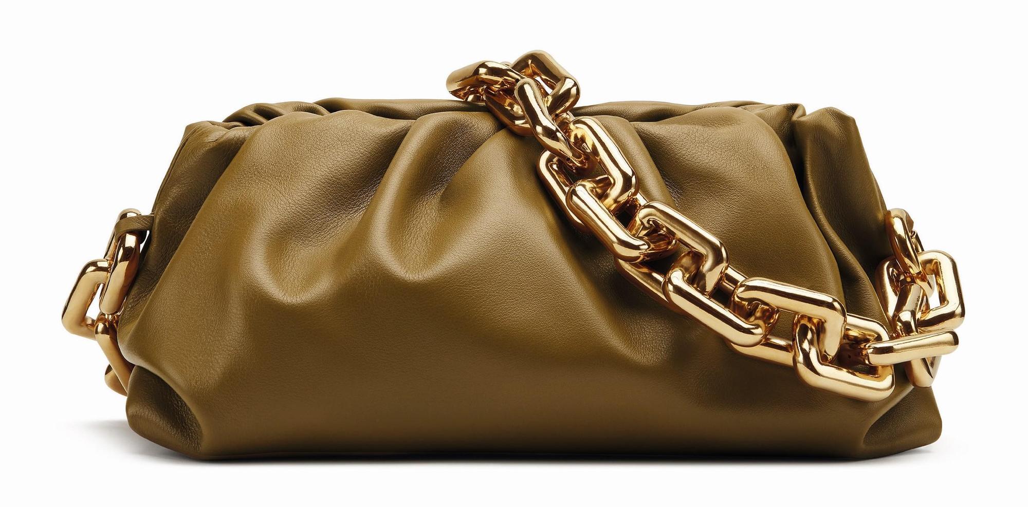 小牛皮金屬鍊環肩包。NT$114,600(BOTTEGA VENETA提供)