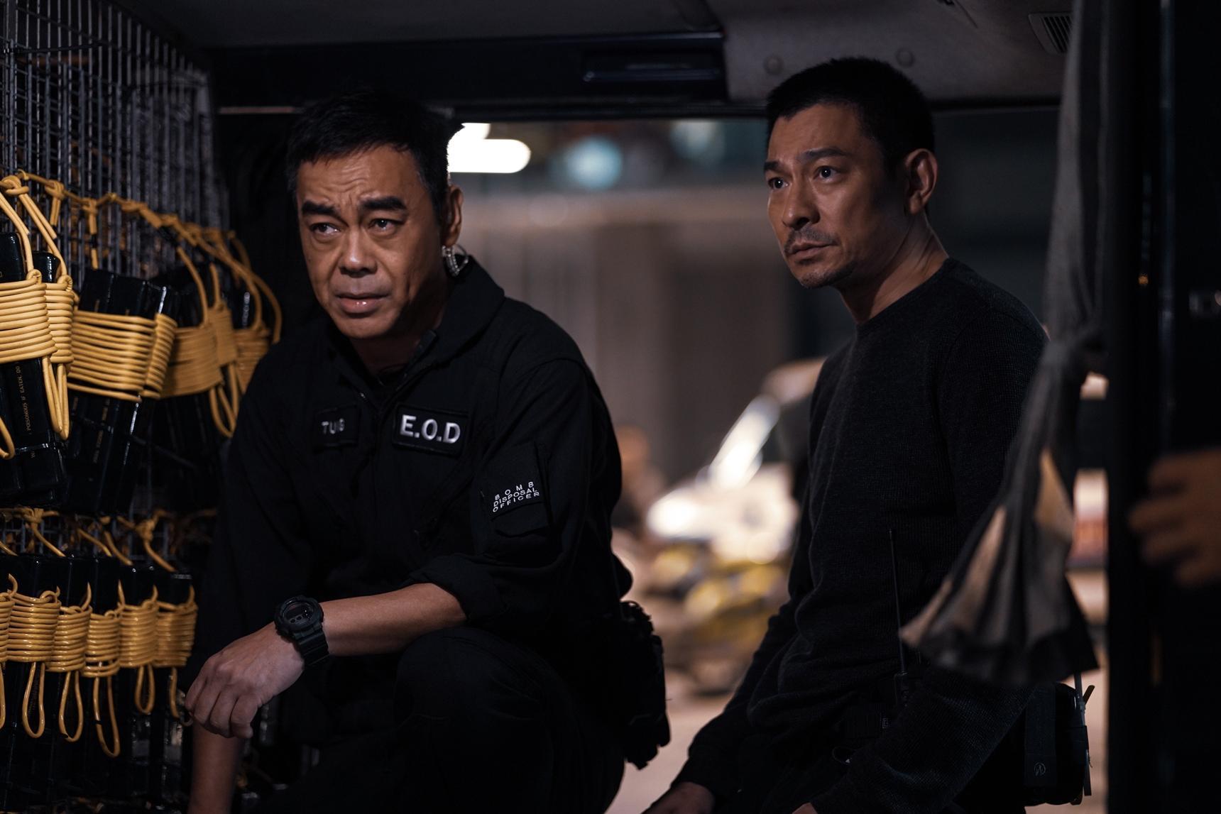 劉德華(右)新片《拆彈專家2》將提早於12月31日在台上映,他與劉青雲(左)陪台灣觀眾一起跨年。(華映提供)