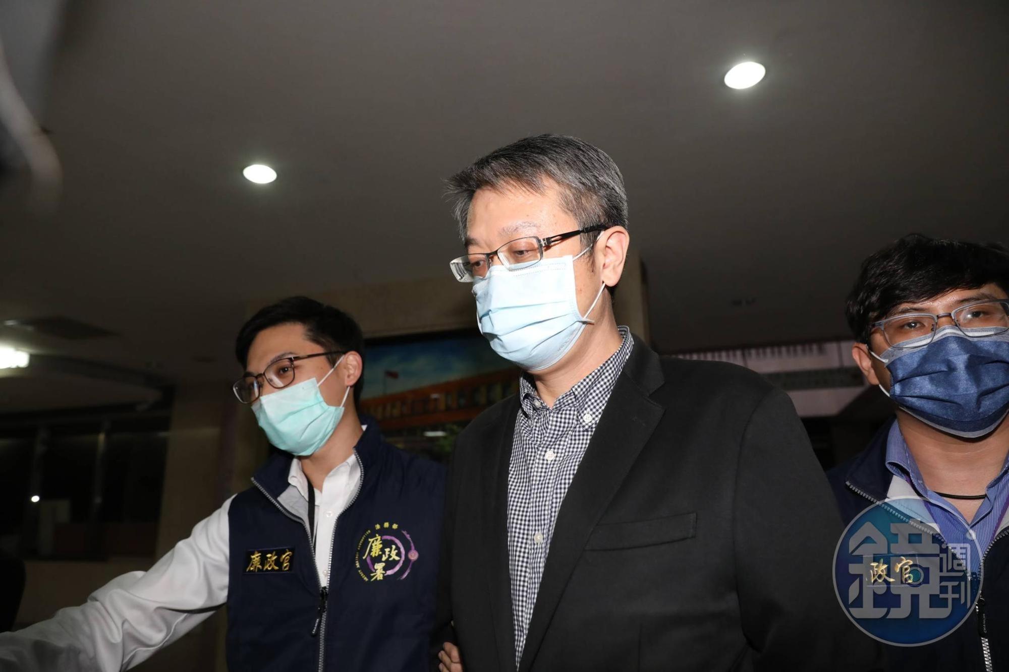 寶佳執行長唐楚烈及身穿黑西裝的復華投信投資長邱明強(圖)與基金經理人劉建賢等人訊後被聲押。