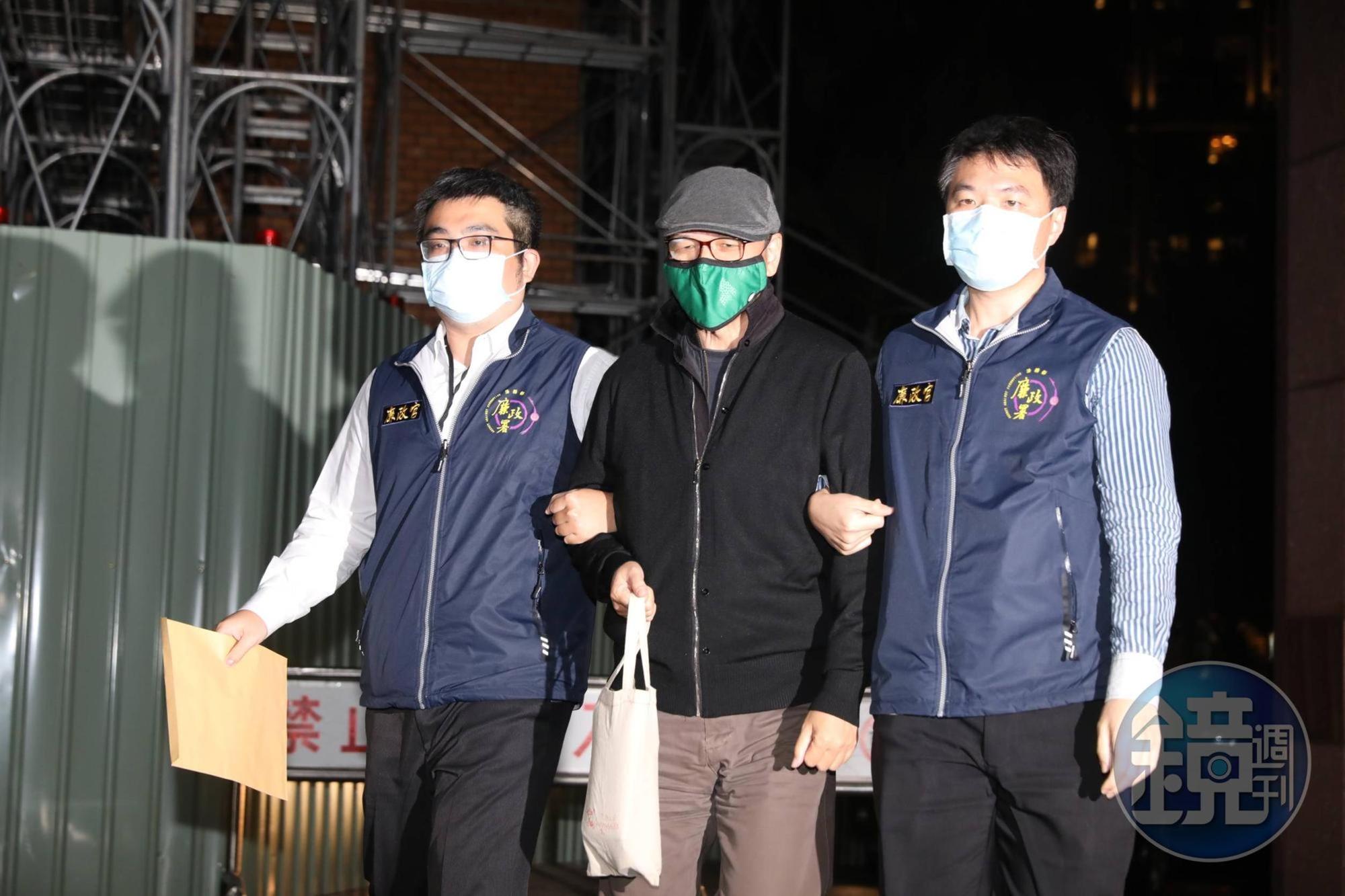 寶佳執行長唐楚烈(圖)及身穿黑西裝的復華投信投資長邱明強與基金經理人劉建賢等人訊後被聲押。