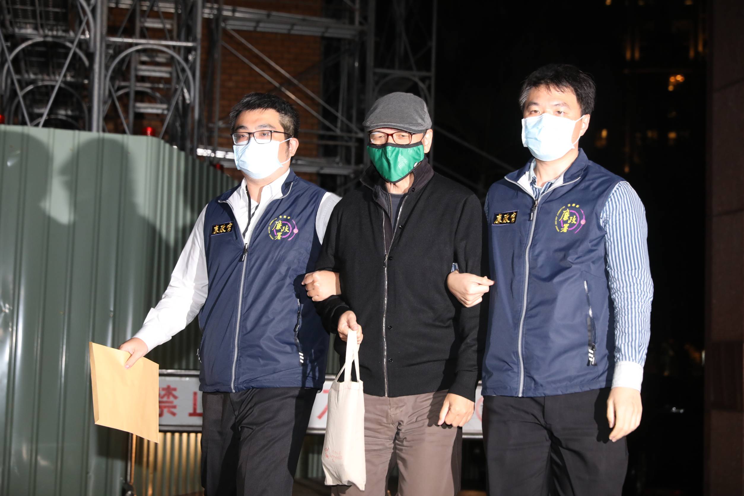 寶佳執行長唐楚烈（圖）及身穿黑西裝的復華投信投資長邱明強與基金經理人劉建賢等人訊後被聲押。