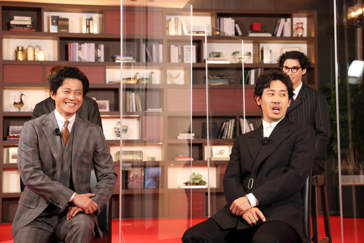 大泉洋（前排右）昨出席《新解釋．三國志》宣傳活動，小栗旬的現身讓他心情複雜。（車庫娛樂提供）