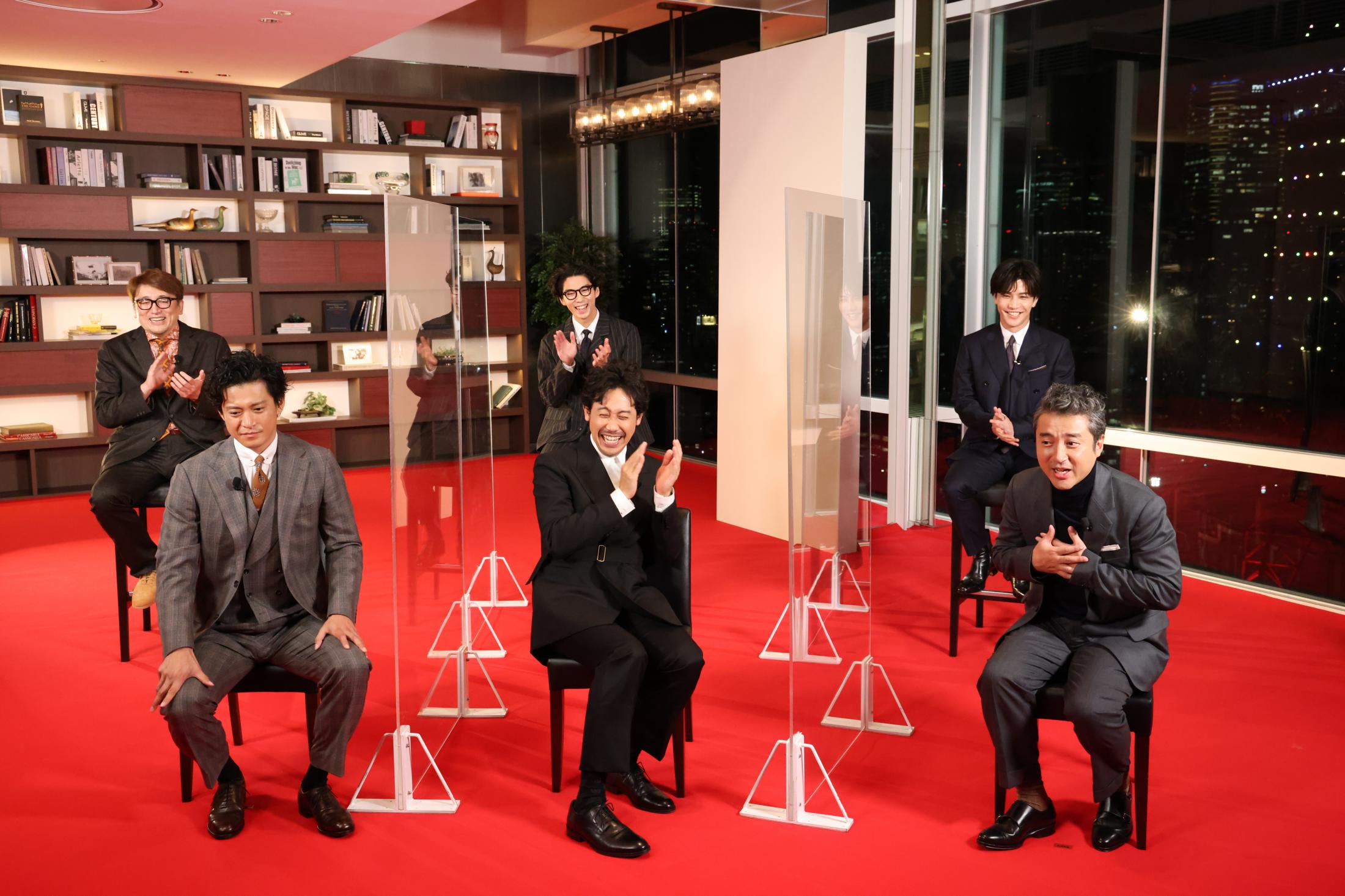福田雄一（後排左）率領《新解釋．三國志》主要演員宣傳電影上映，和海外連線時現場笑聲不斷。（車庫娛樂提供）
