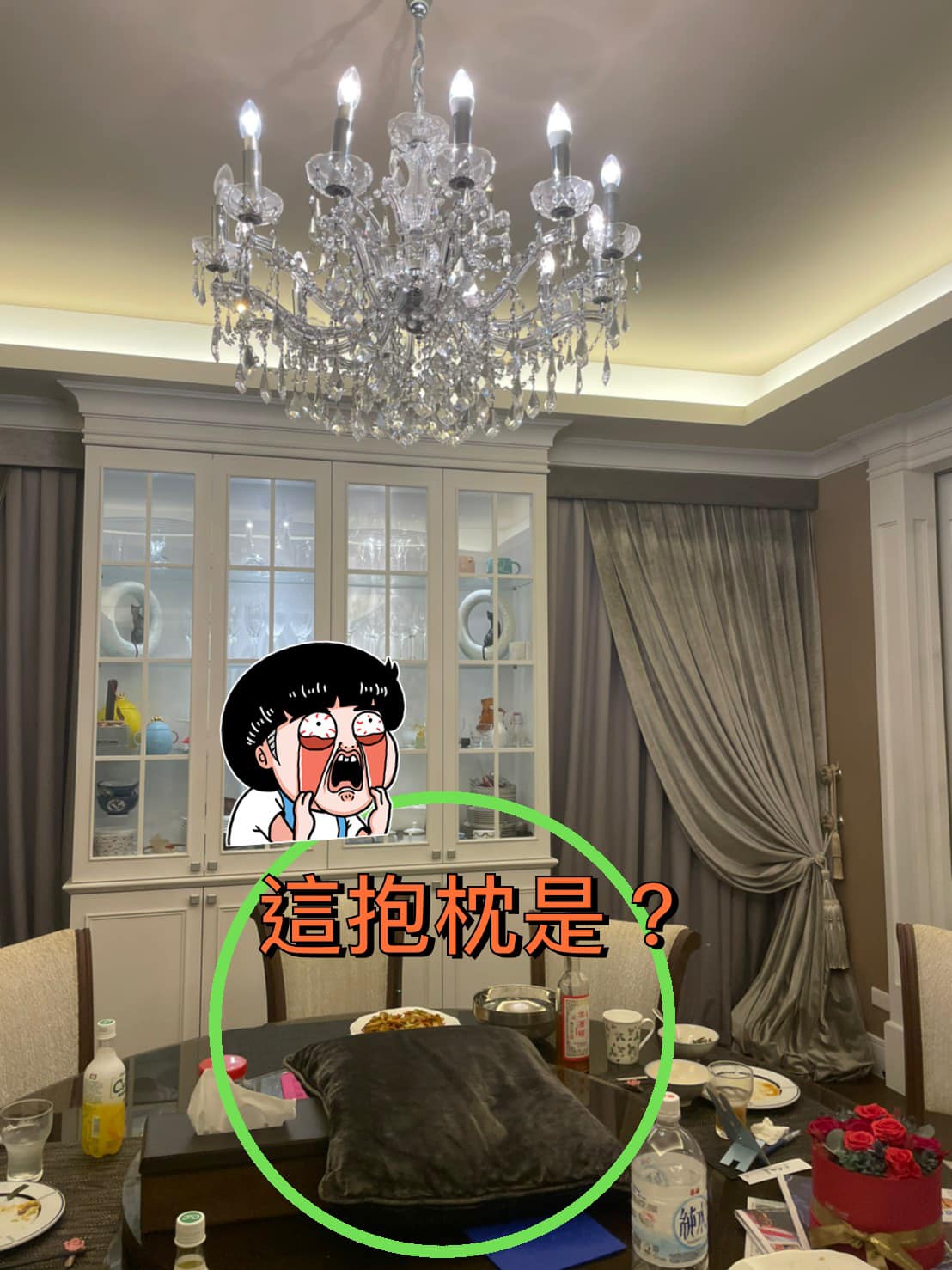 于美人為防止水晶燈掉落，在餐桌上擺放了一個抱枕。（翻攝自于美人臉書）