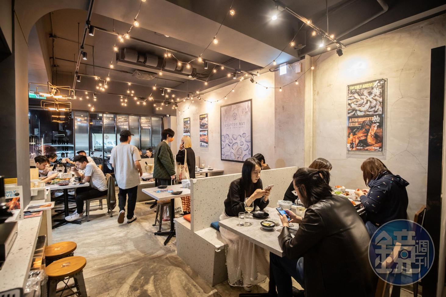 「給海」台式海產攤結合西式餐酒館的風格，吸引許多年輕族群。