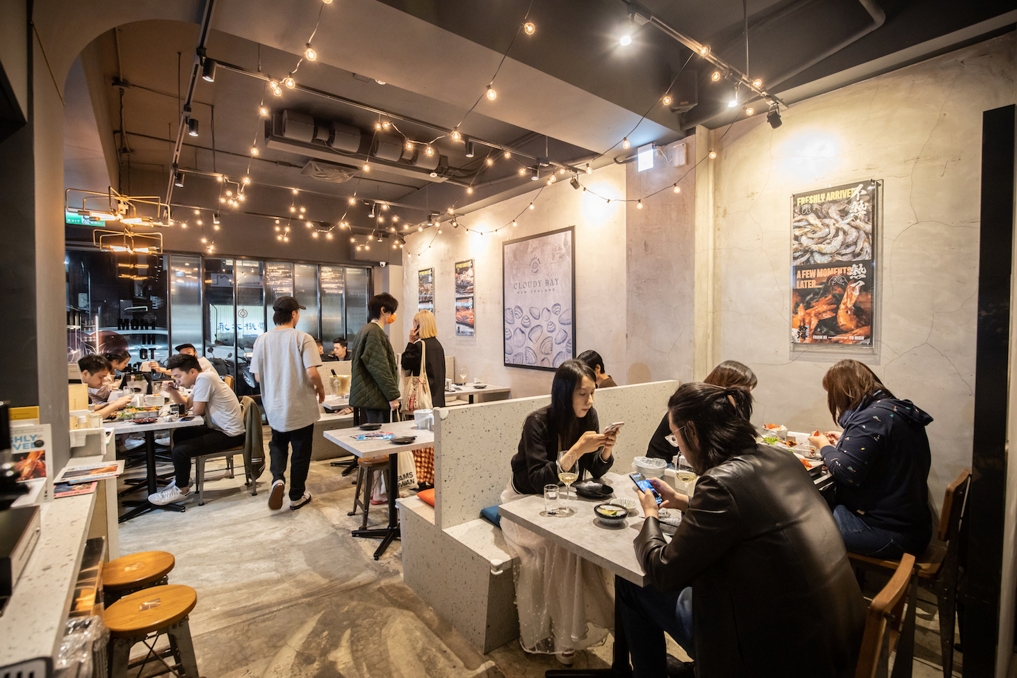 「給海」台式海產攤結合西式餐酒館的風格，吸引許多年輕族群。