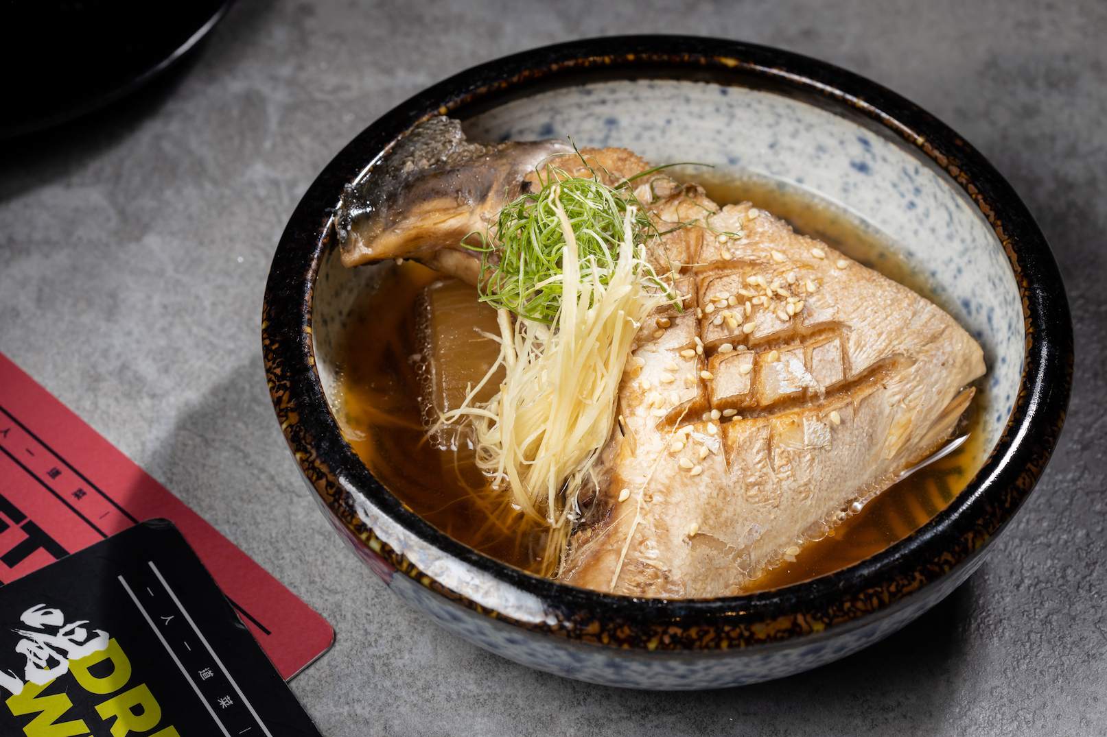 「燉煮青甘下巴」鹹甜甘潤的日式滋味如居酒屋料理。（時價）