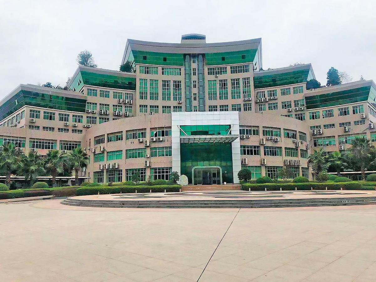 淘帝總部大樓十分氣派，7年前來台掛牌，原是獲利驚人的績優股，如今股價慘跌，投資人哀鴻遍野。（讀者提供）