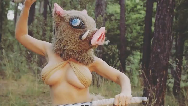 COS正妹Jessica超還原不愛穿衣服的「豬頭先生」嘴平伊之助。（翻攝自Jessica Nigri IG）