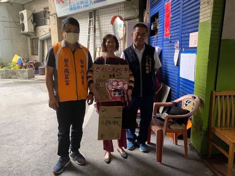 68歲王姓婦人12年來辛苦找尋失蹤的女兒和孫女。（翻攝畫面，台中行善團提供）