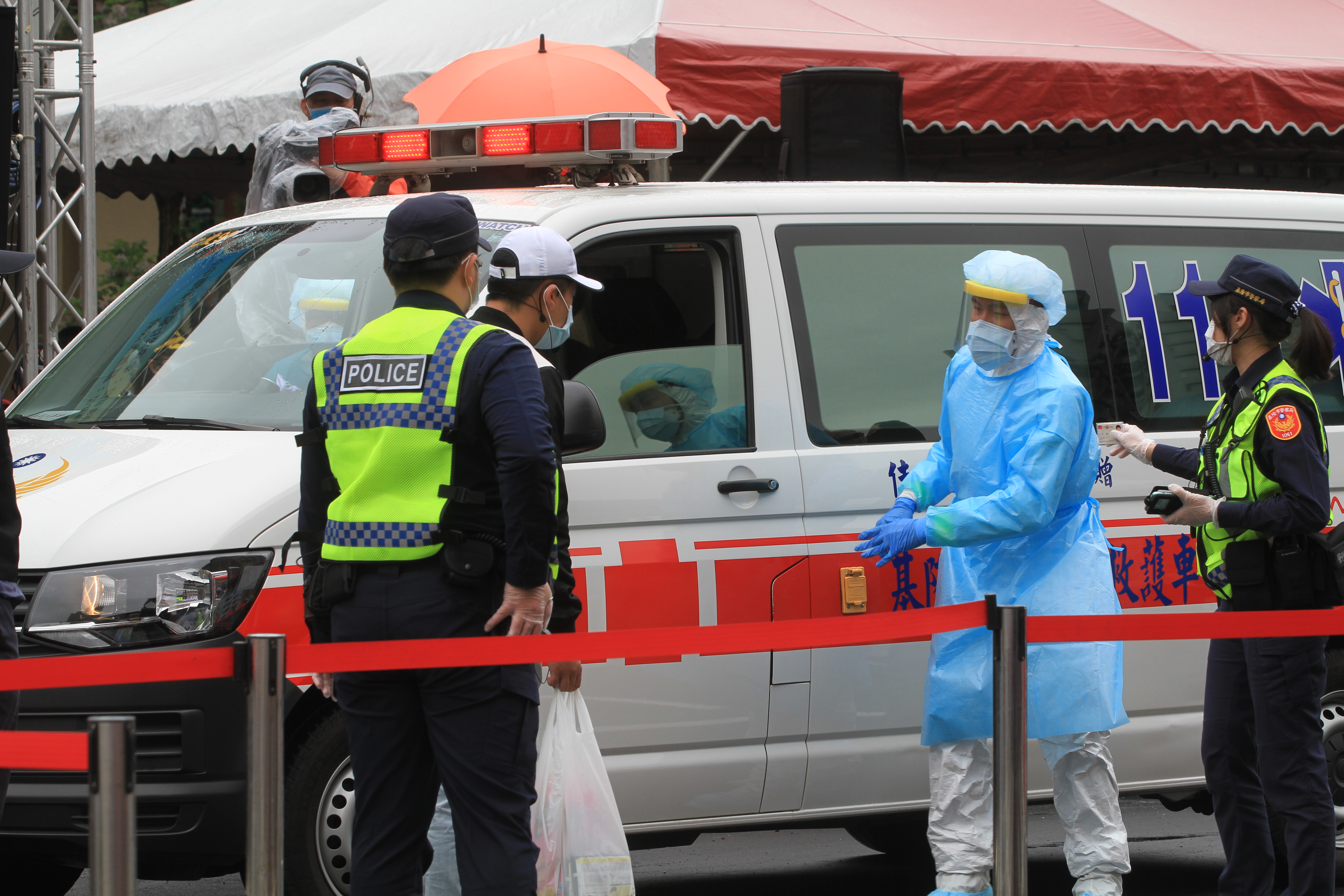 從香港返台的2男1女在居家檢疫期間違規外出，被強制送往集中檢疫所；情境示意圖，非當事人。（本刊資料照）