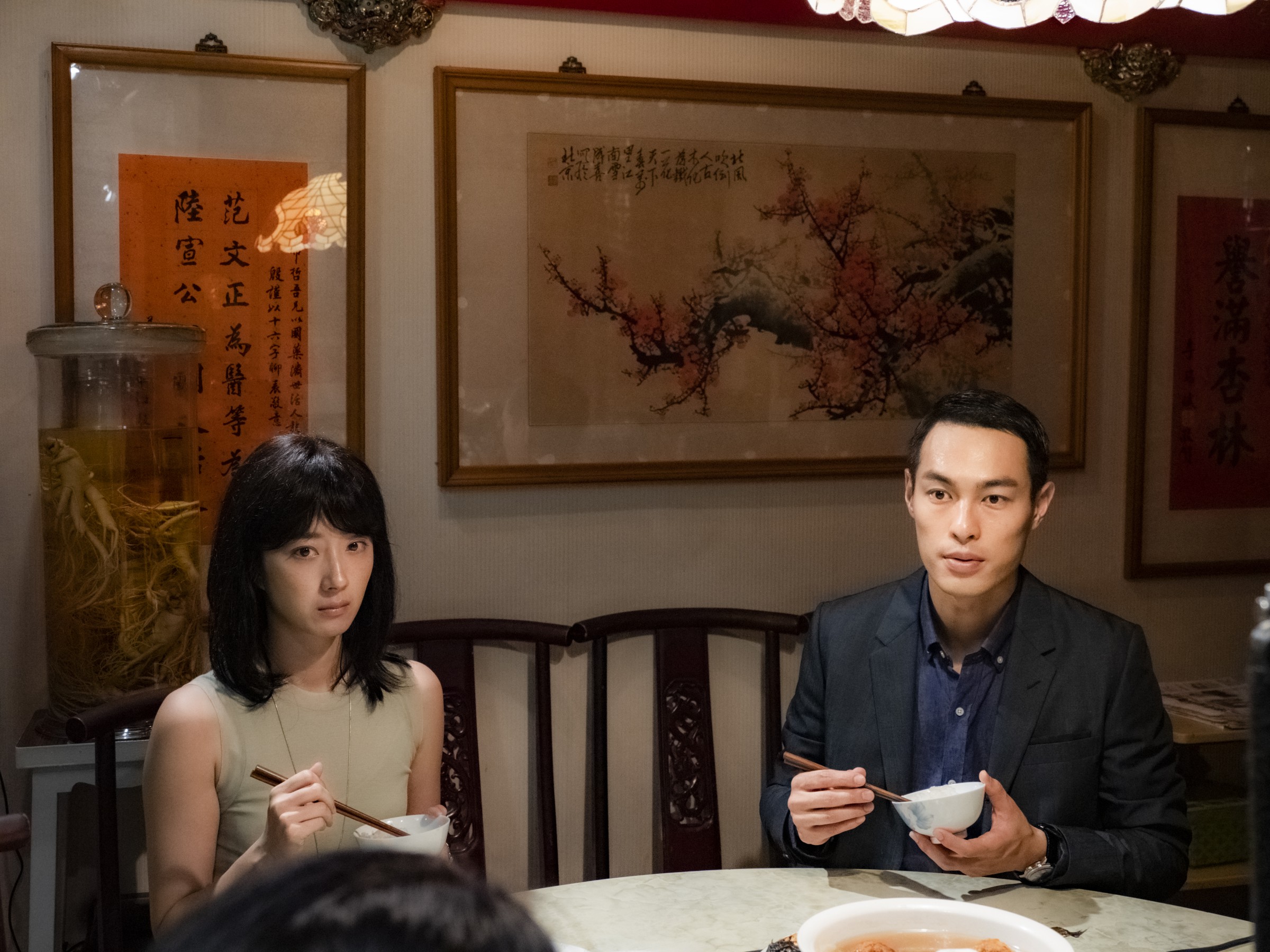 楊祐寧（右）戲中初次拜見桂綸鎂的父母，雙方一起用餐。（甲上提供）