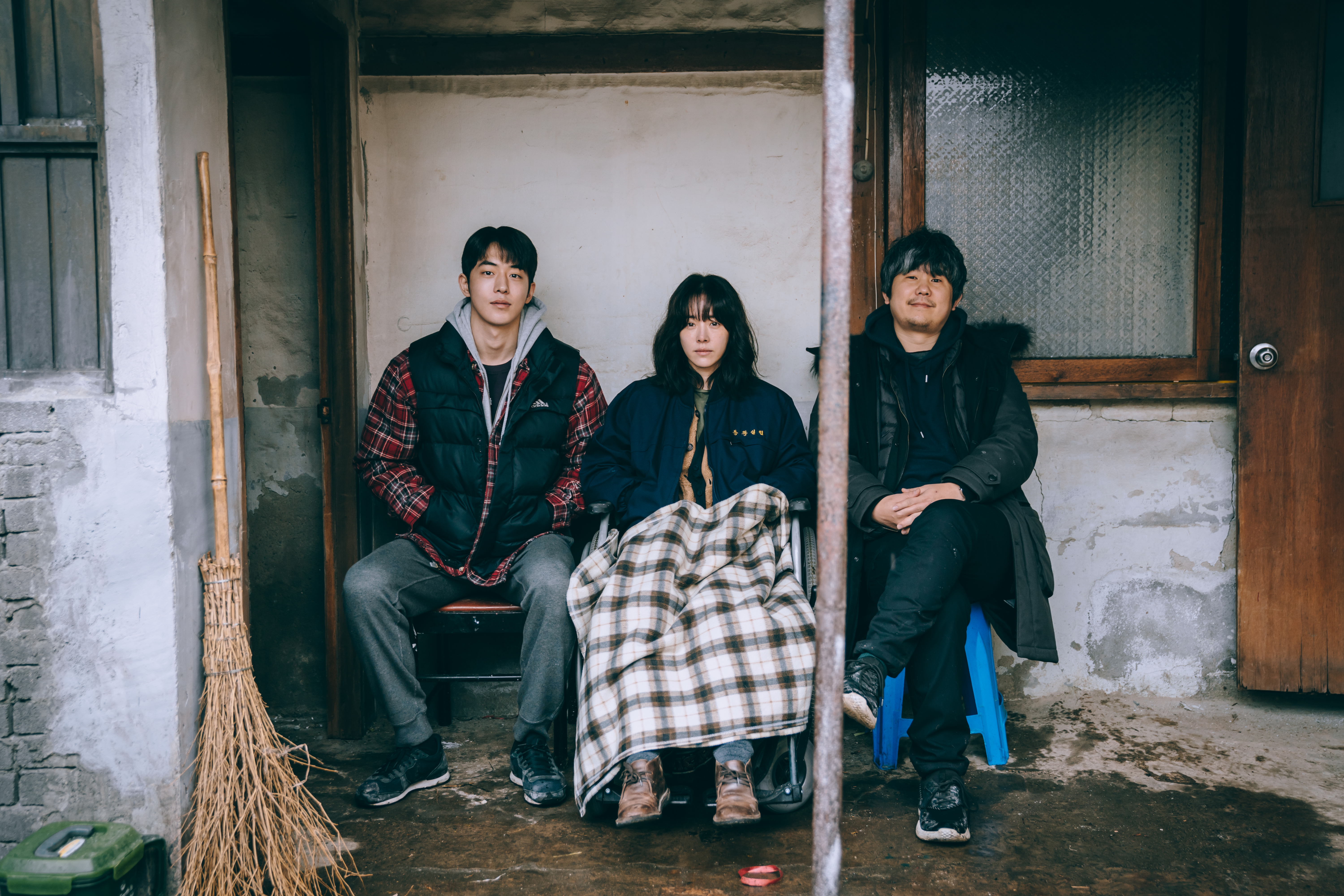 韓國導演金宗寬（右）翻拍《喬瑟與老虎、魚》，重新調整故事設定，找來南柱赫（左）和韓志旼譜姐弟戀。（龍祥電影提供）