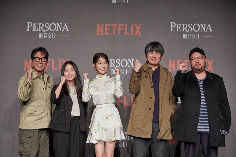 金宗寬(右二)因執導Netflix獨立單元劇《女孩,四繹》中的《走在夜裡》和IU(中)結緣。(翻攝自no cut news)
