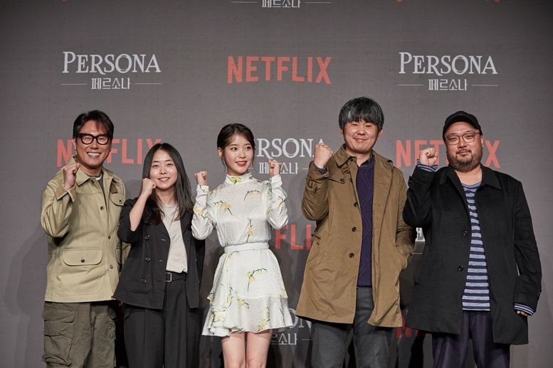 金宗寬（右二）因執導Netflix獨立單元劇《女孩，四繹》中的《走在夜裡》和IU（中）結緣。（翻攝自no cut news）