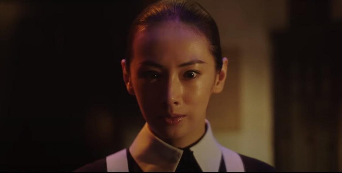 北川景子在《約定的夢幻島》演出經典角色「伊莎貝拉」。(翻攝《約定的夢幻島》預告片)