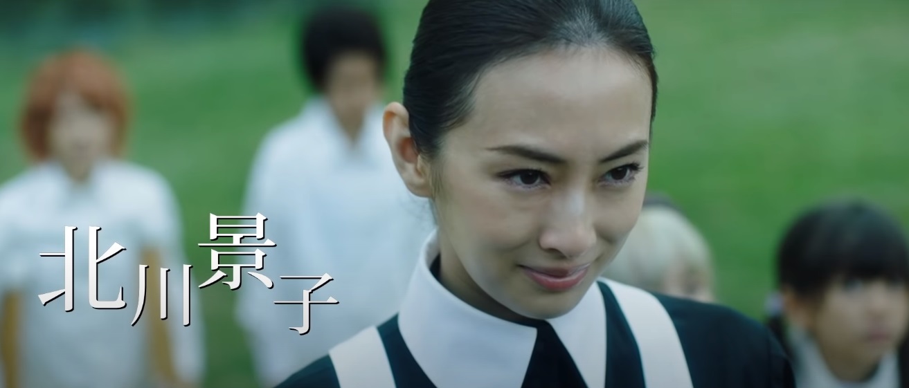 北川景子在《約定的夢幻島》的演出令人毛骨悚然。(翻攝《約定的夢幻島》預告片)
