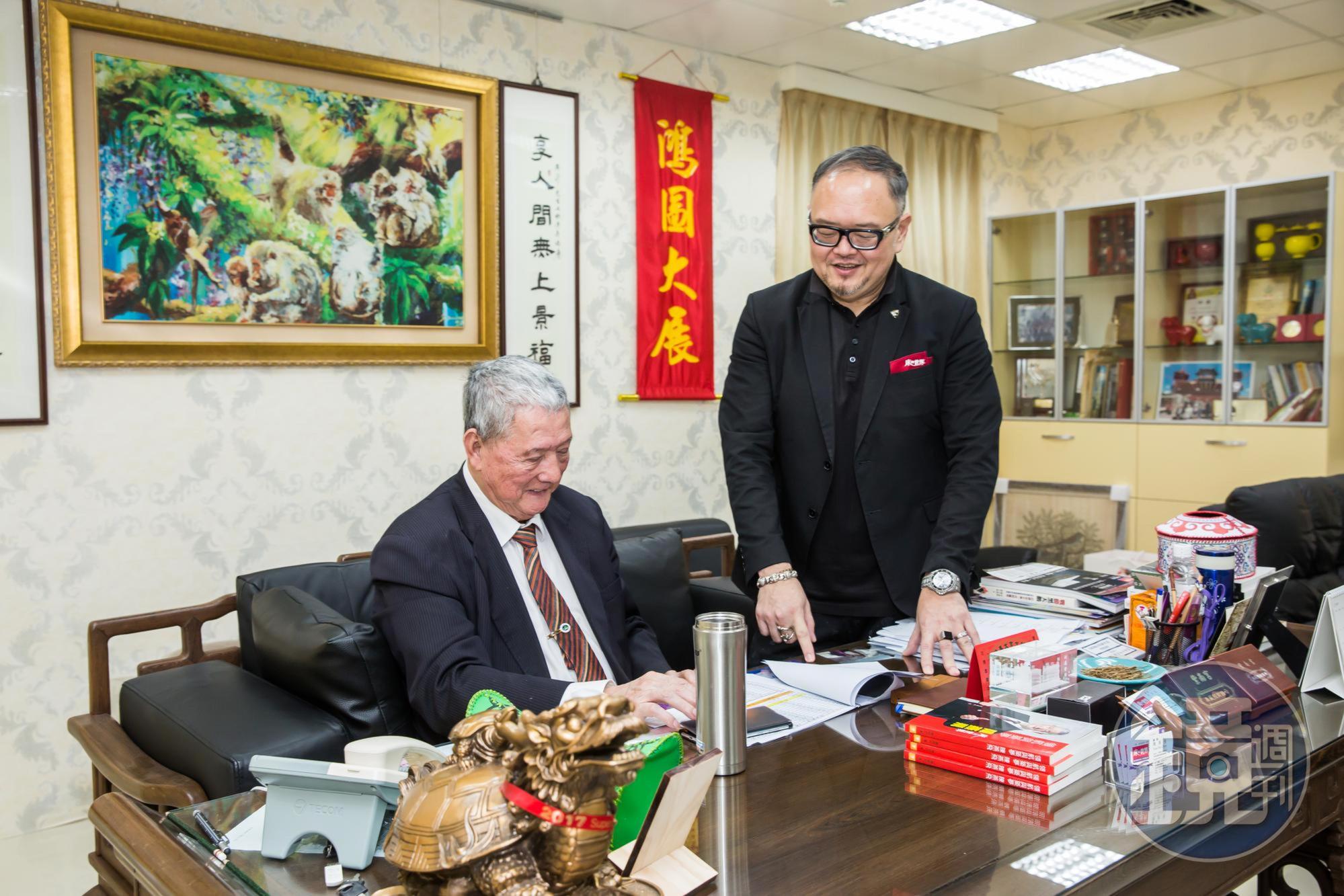 床的世界創辦人兼董事長陳燕飛(左),每天仍會到公司坐鎮。陳俊傑(右)說,以前很怕父親,進公司上班後,才跟父親變親近。