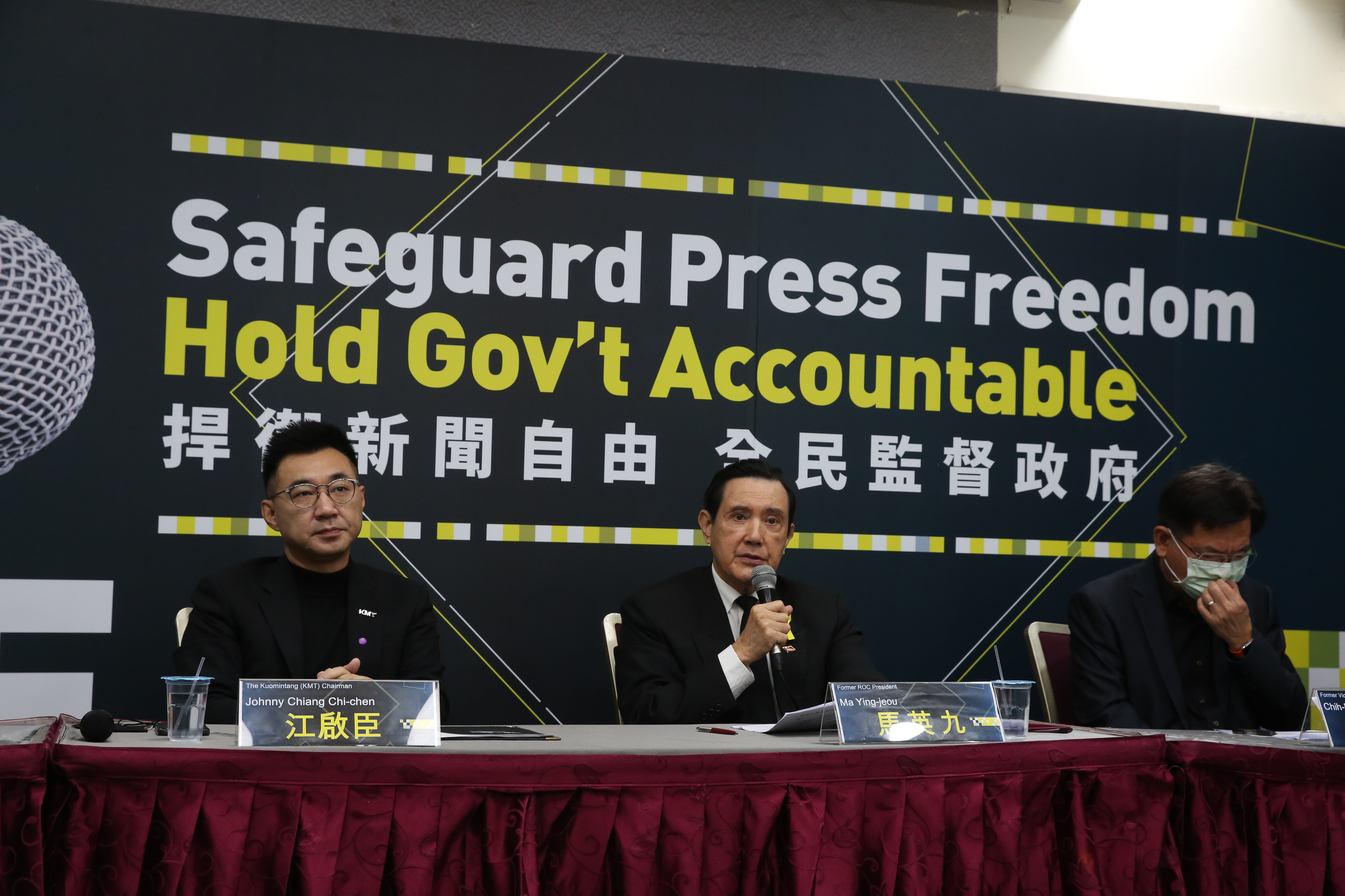 前總統馬英九（中）今與國民黨主席江啟臣（左）穿上黑衣，召開「捍衛新聞自由 全民監督政府」國際記者會。