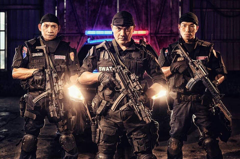 高雄市警察局教官顏進明（中）被譽為「黑豹特勤之光」。（翻攝畫面）