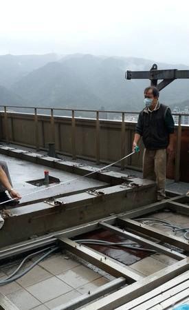 建管處今天進入羅志祥住處頂樓會勘，確認已自行拆除。（建管處提供）