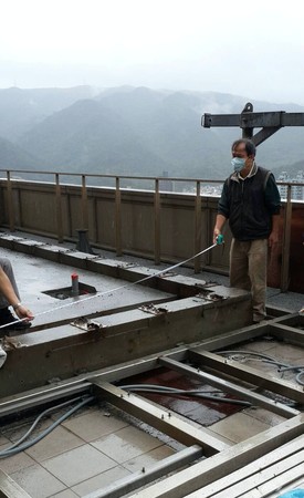 建管處今天進入羅志祥住處頂樓會勘，確認已自行拆除。（建管處提供）