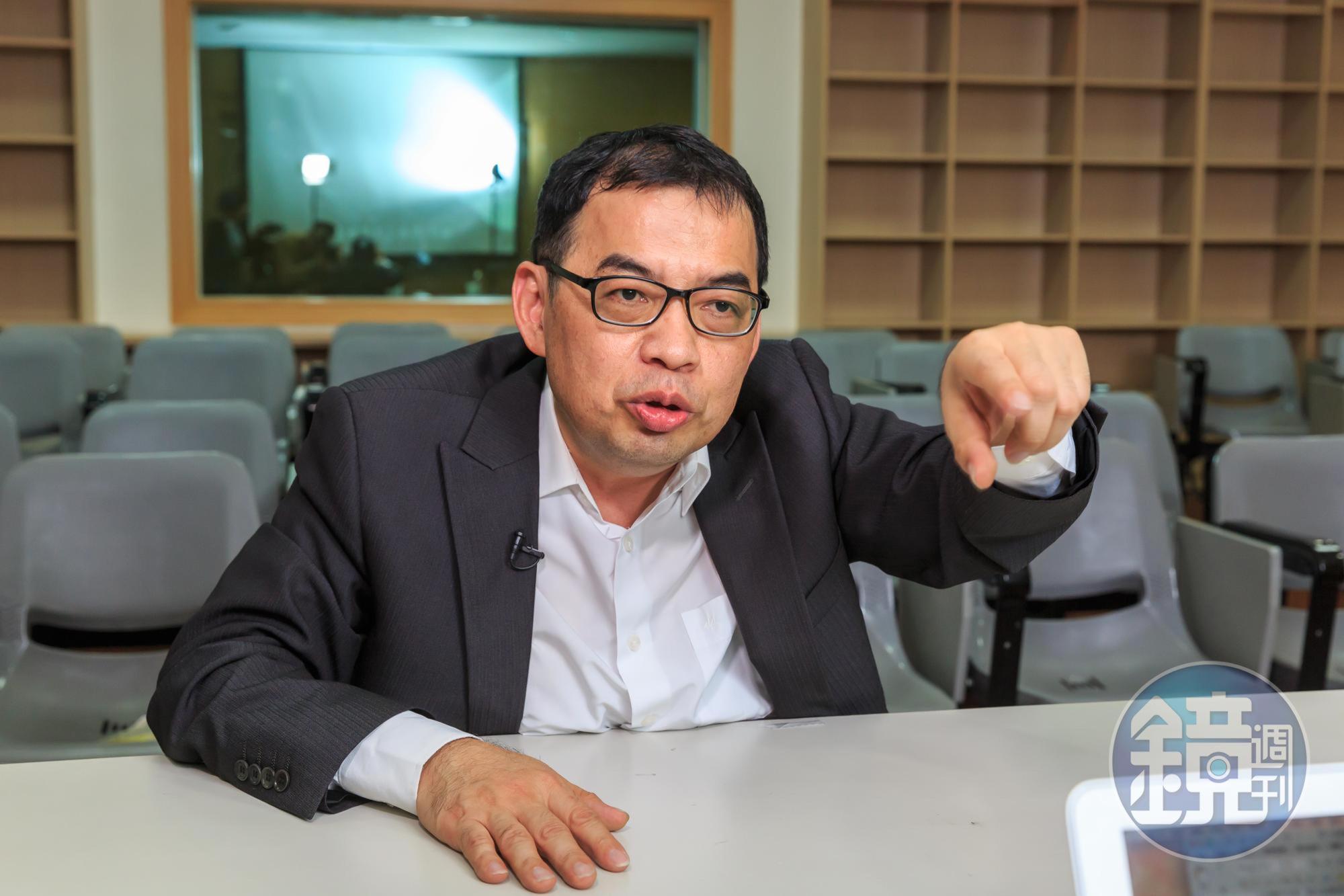財金系教授鄭廳宜大膽說,投資人要存股一定要選擇金融股。
