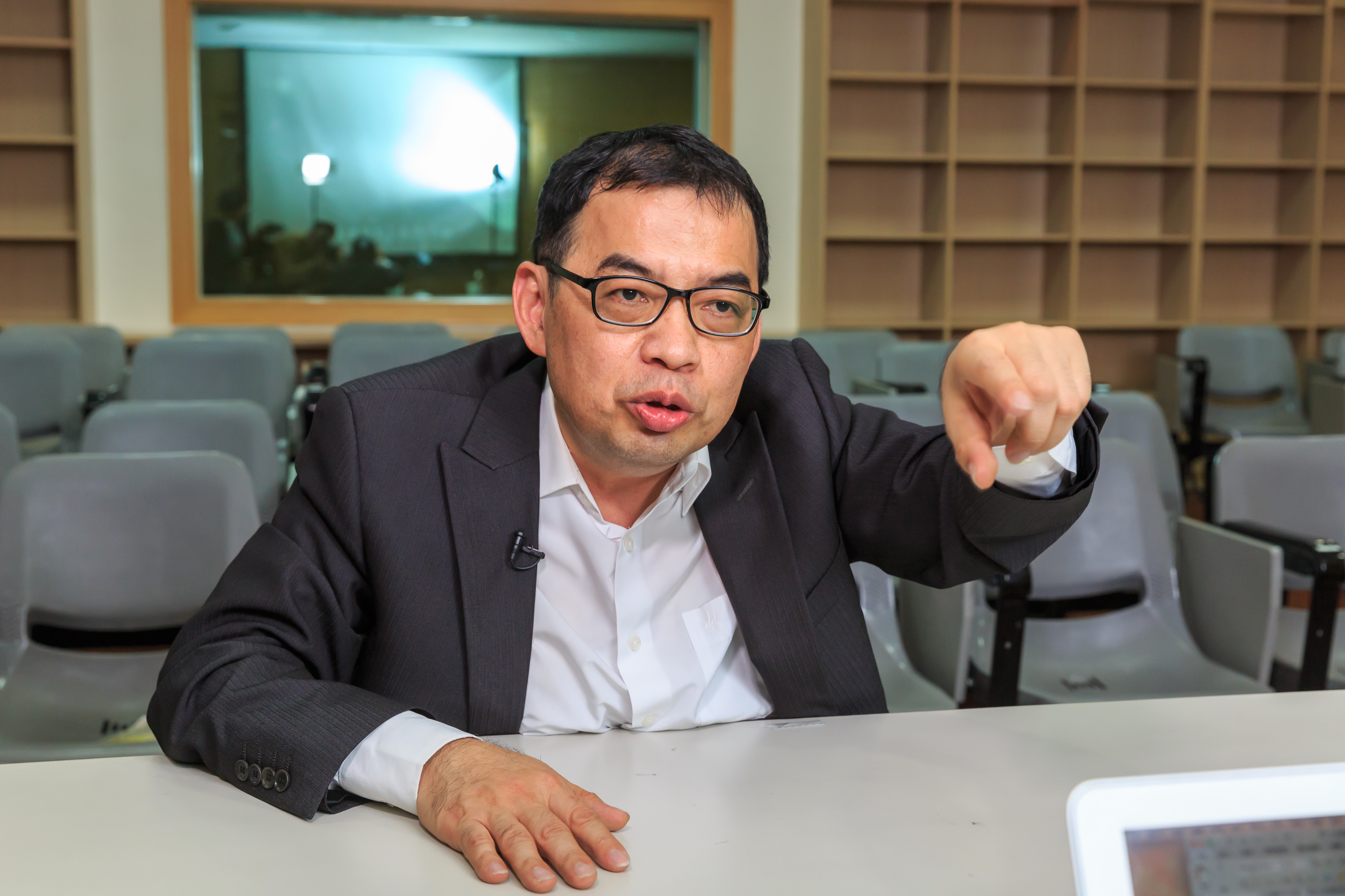 財金系教授鄭廳宜大膽說，投資人要存股一定要選擇金融股。