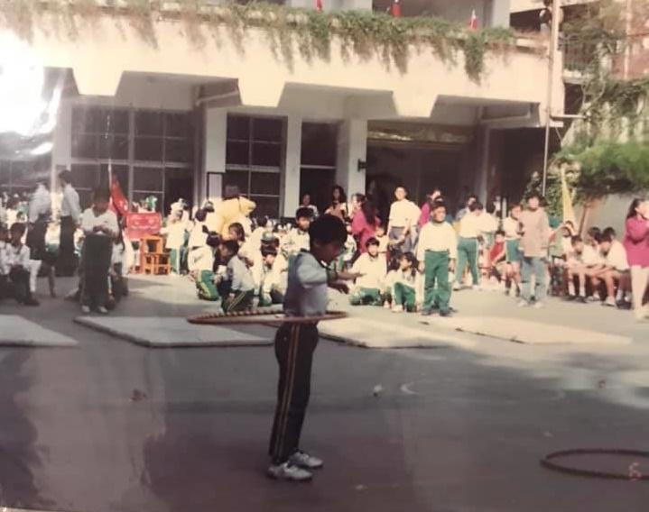 有名網友想透過網路的力量，希望尋找小時候在逆境中帶給他溫暖的「郭麗惠老師」。（翻攝自爆怨公社）