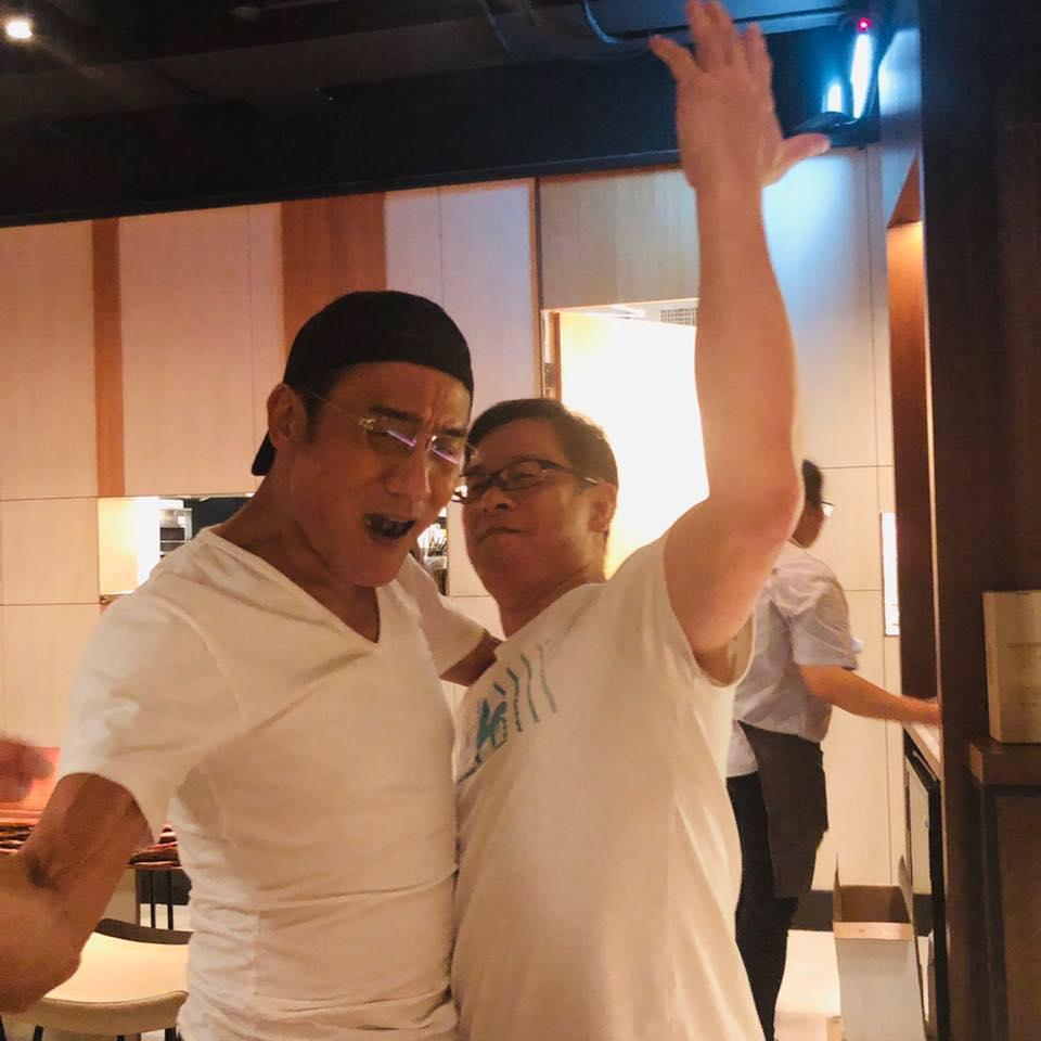 游迺文(右)交友廣闊,曾在臉書PO出與影帝梁家輝(左)的合照。(翻攝游迺文臉書)