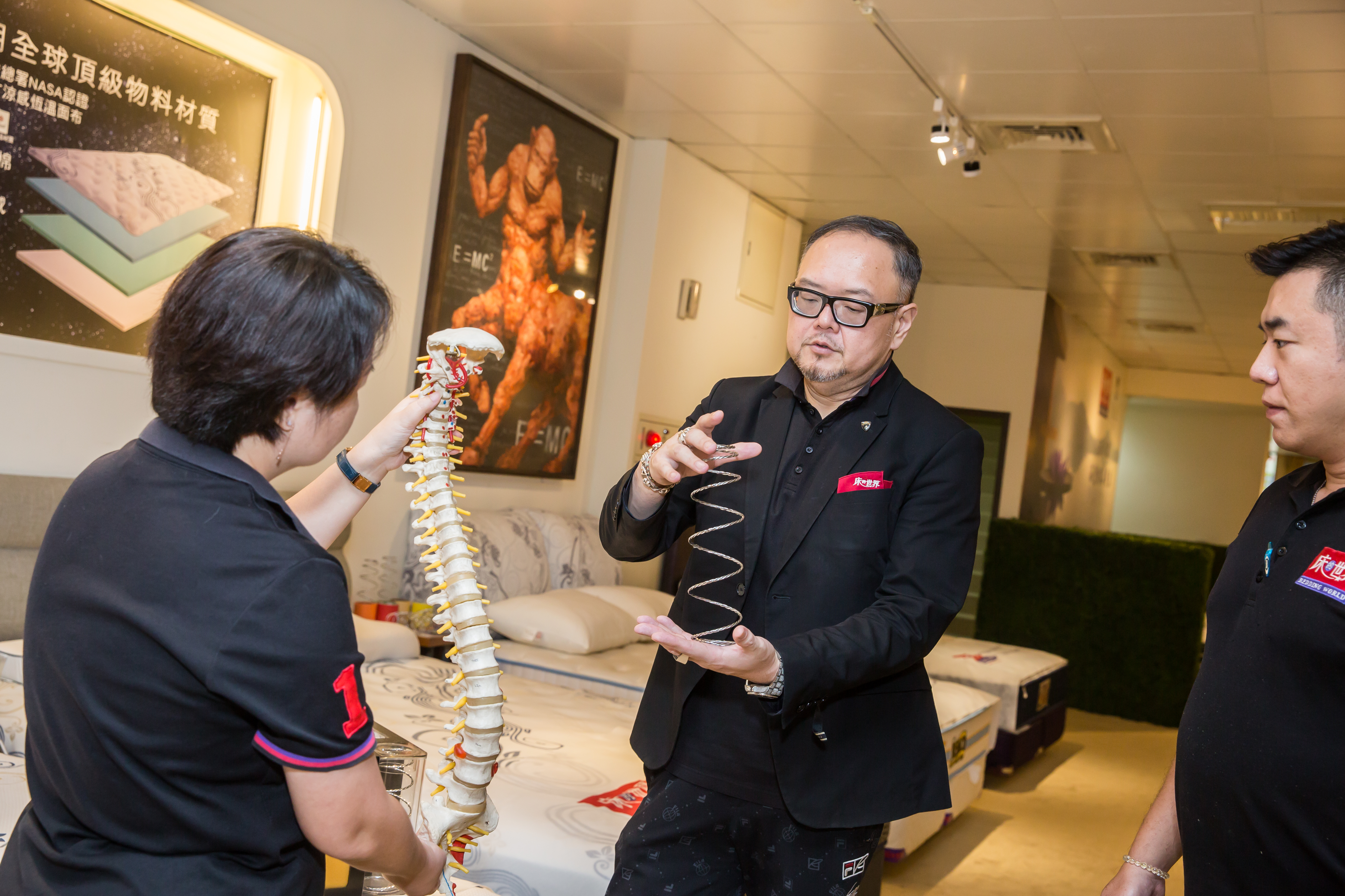 陳俊傑（右）說，頸椎測試、人體工學等賣床墊SOP，是他們當年慢慢摸索出來的。