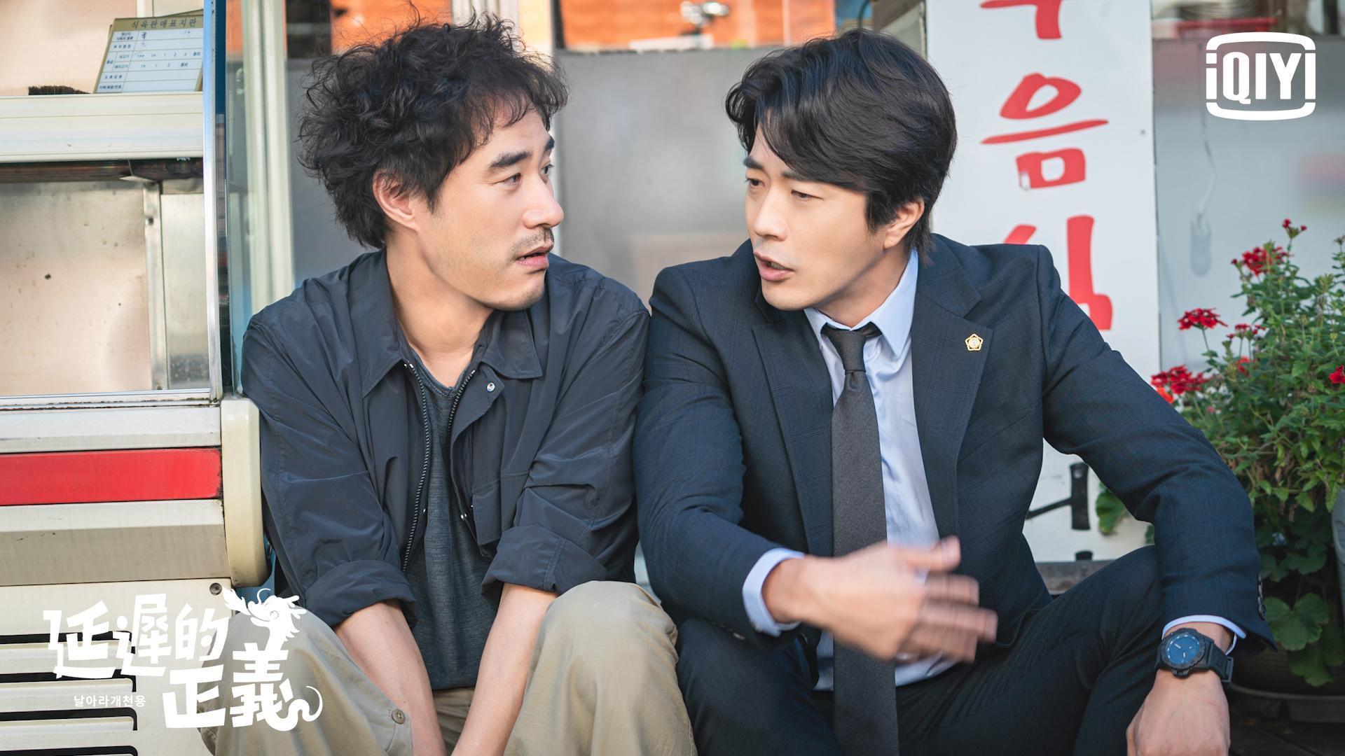 裴晟佑(左)與權相佑(右)主演《延遲的正義》正在播出中,卻爆出裴晟佑上月酒駕,酒測值達吊照標準。(愛奇藝國際站提供)