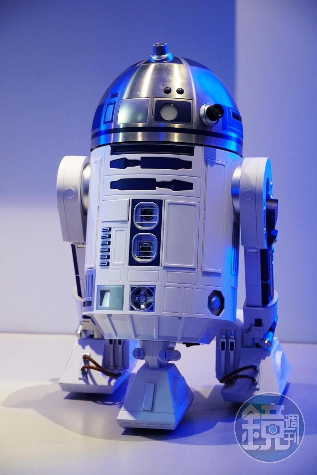 忠實還原R2-D2的電影造型,尺寸為原作的1/2,重量約為11公斤。