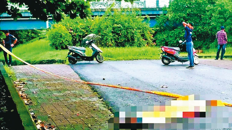 黃男陳屍在屏東南華大橋堤防旁,被晨運的民眾發現。(翻攝畫面)