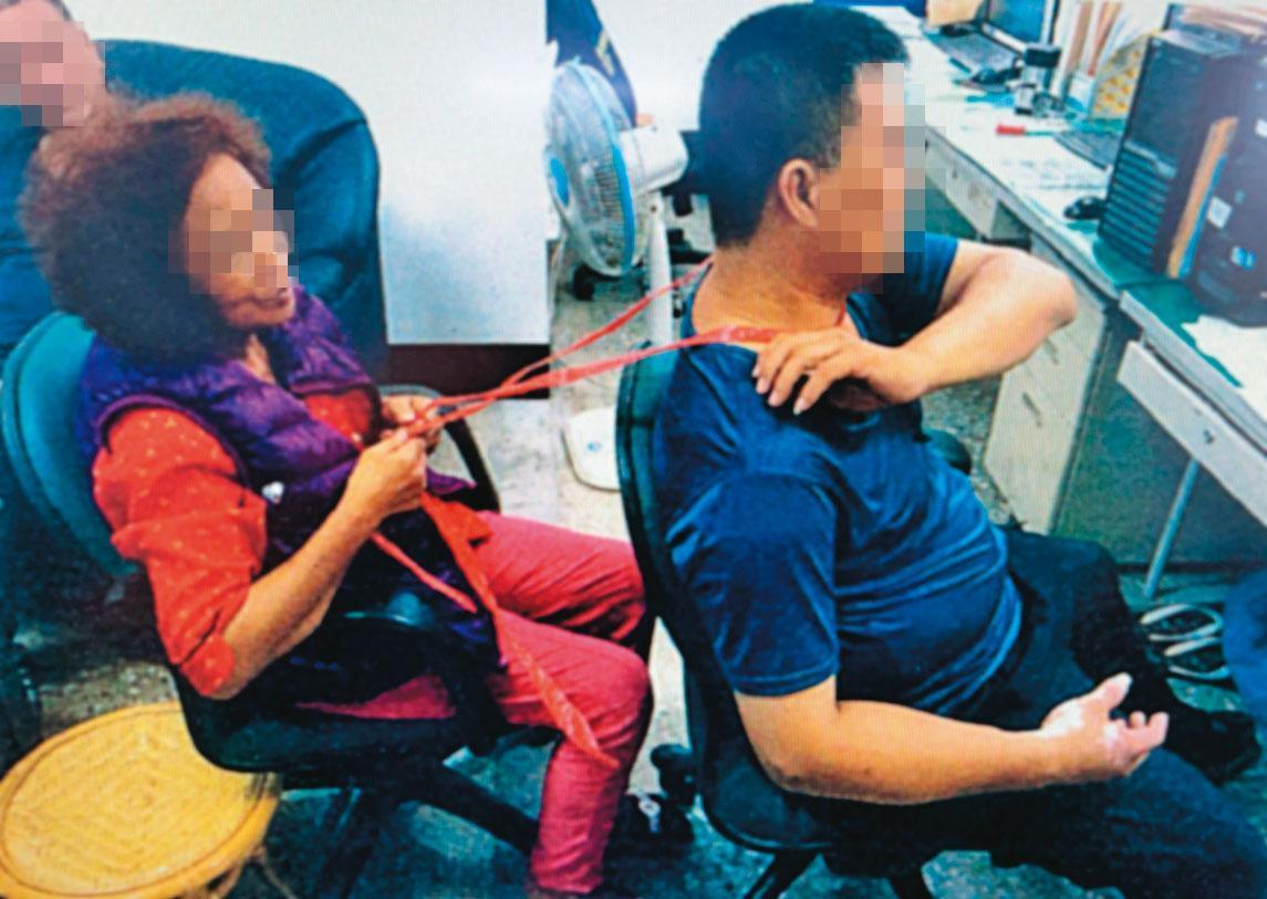 65歲的江女(左)落網後,在警局模擬用繩子勒斃黃男的過程。(翻攝畫面)