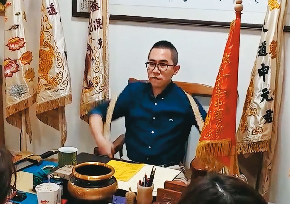 太一玄宗道脈發展協會羅姓創辦人自稱「大羅金仙」轉世，能替人改運。（讀者提供）