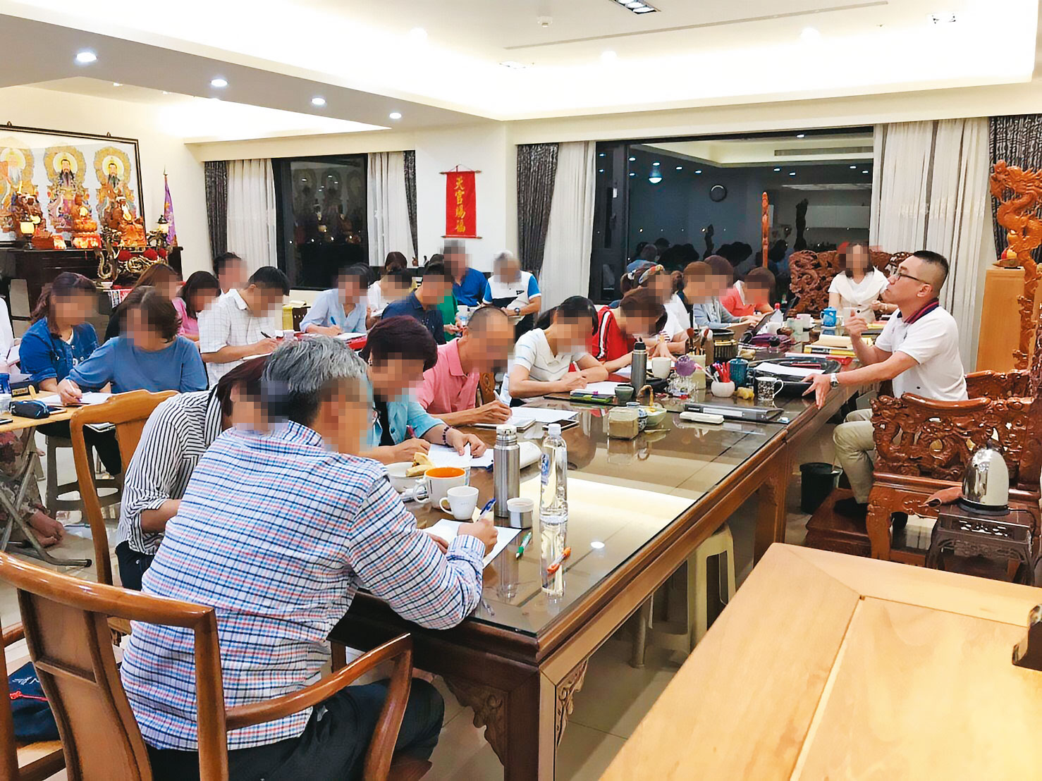 信徒指控，羅姓創辦人以需要道場為由，募資買下2戶上百坪豪宅。（翻攝臉書）