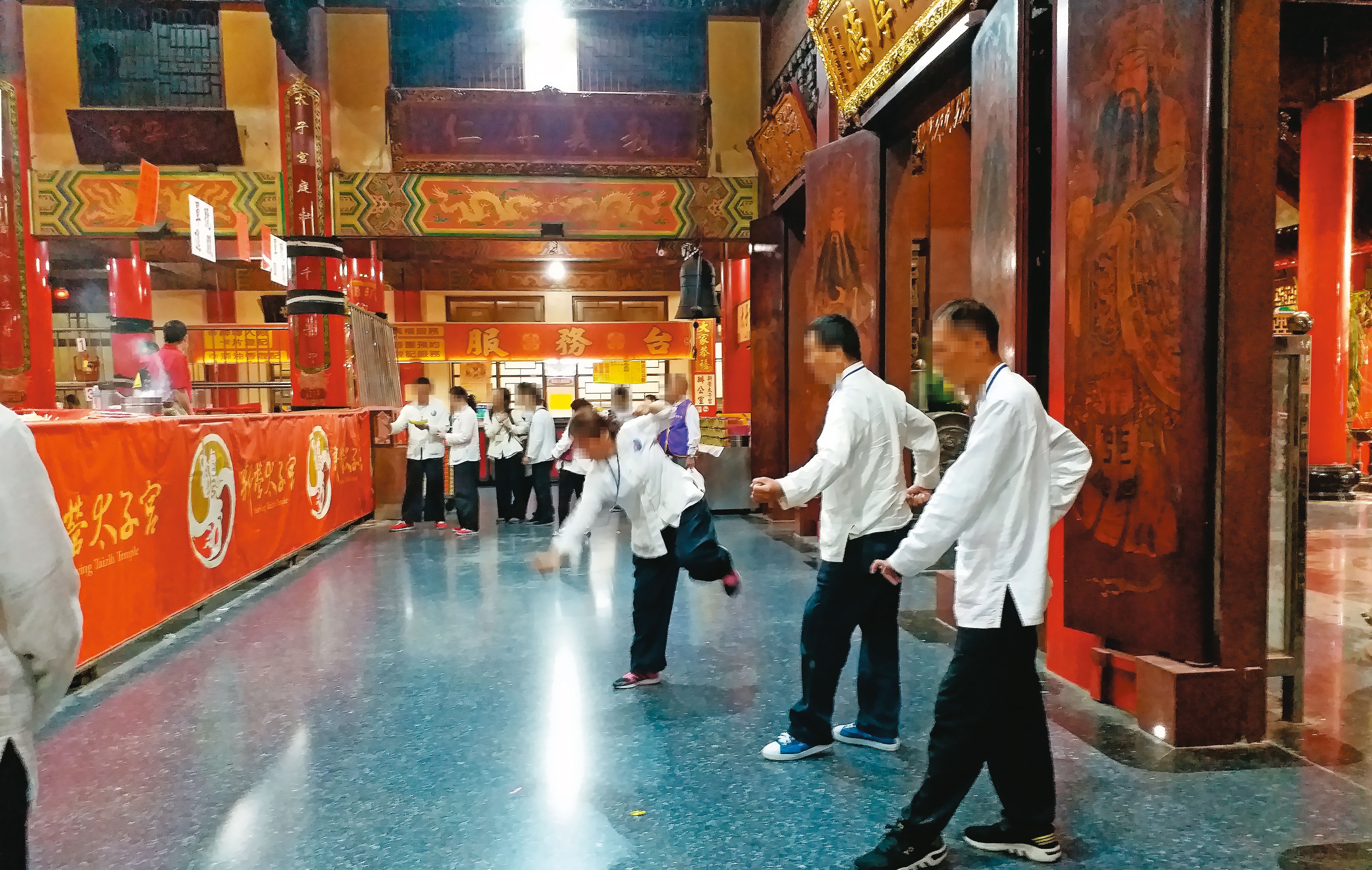 協會讓信徒參與台南新營太子宮的進香活動,當作進修。(讀者提供)