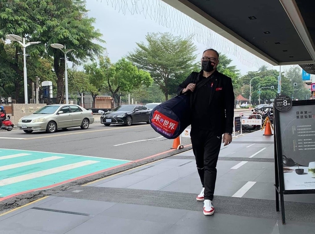 床的世界總經理去屏東出差，還自帶床墊去飯店鋪。（翻拍自陳俊傑臉書）