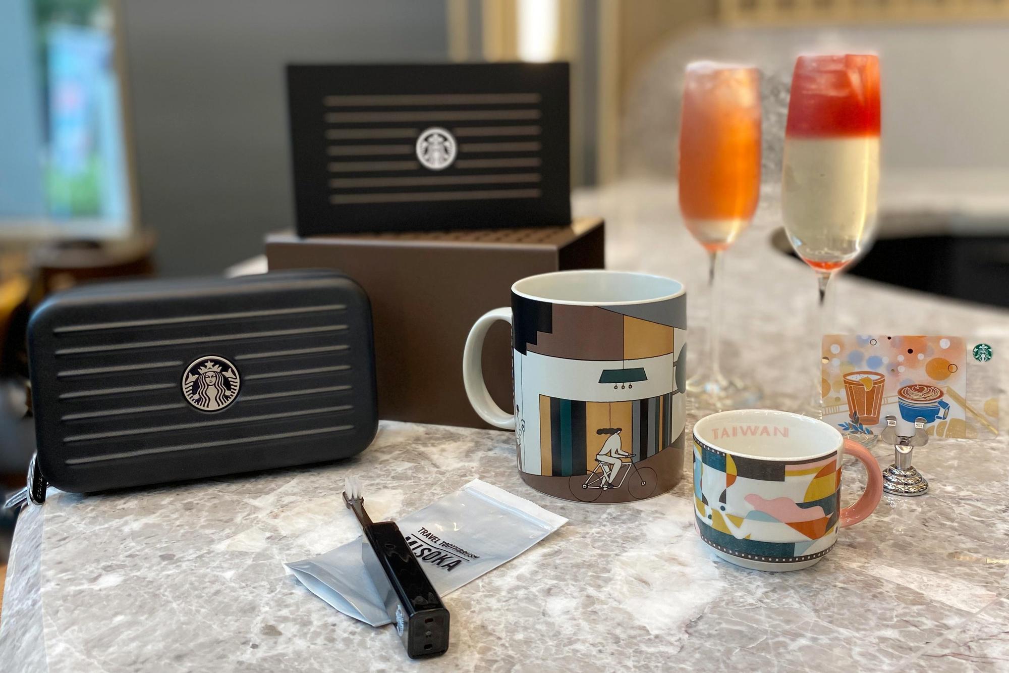 門市限定商品,旅人馬克杯以及行李箱造型收納包。(星巴克提供)