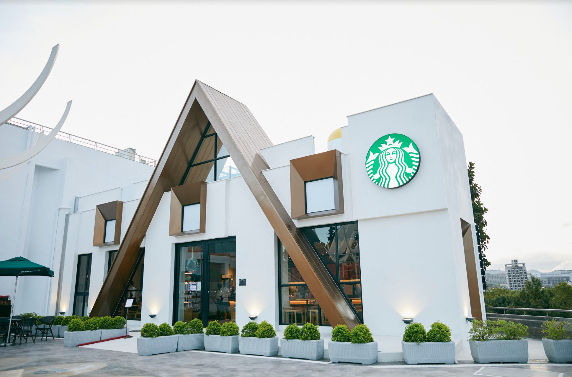建築外觀像是一座積木城堡。（星巴克提供）