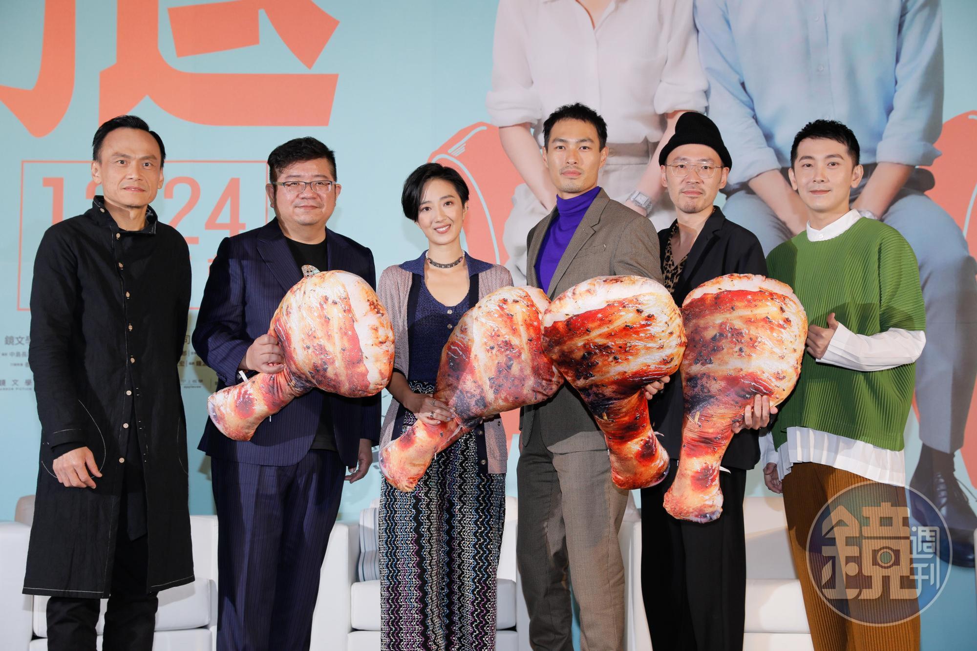 陳以文與施名帥送上棒棒腿抱枕，祝《腿》票房好棒棒，戲稱現場可說是「同學有一腿」。