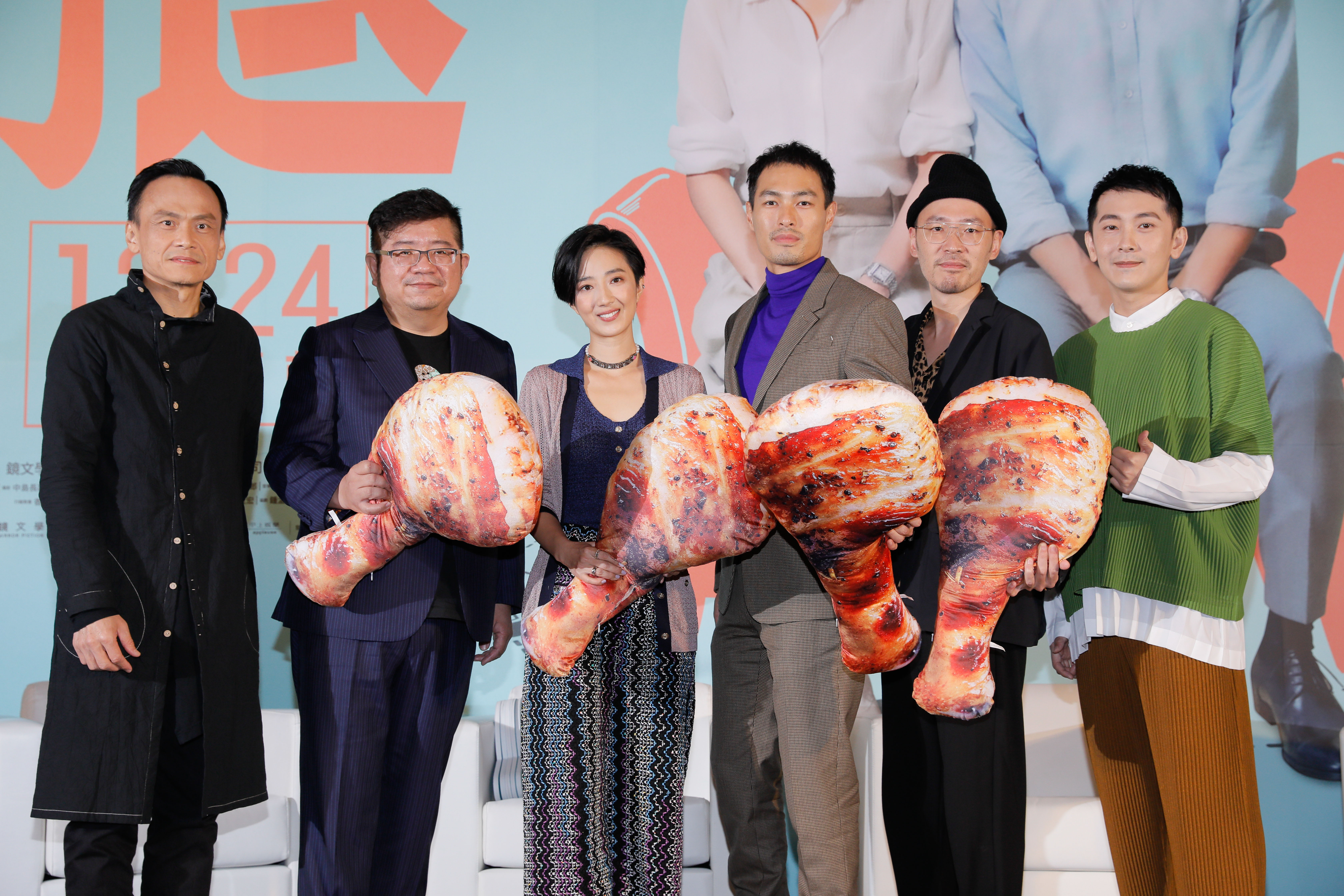 陳以文與施名帥送上棒棒腿抱枕，祝《腿》票房好棒棒，戲稱現場可說是「同學有一腿」。