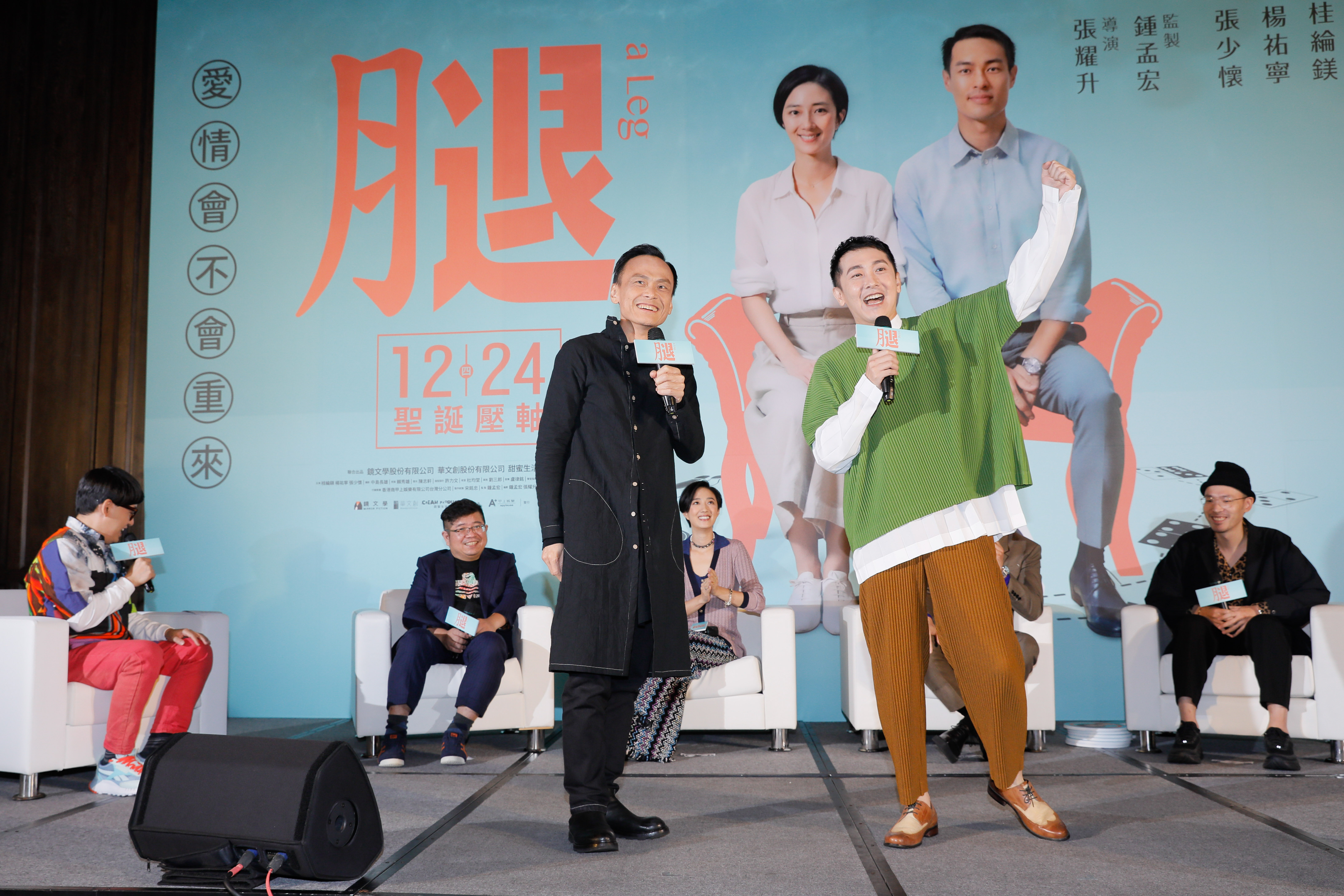 陳以文與施名帥以《同學麥娜絲》代表現身，一出場即以片中角色姿態拜票。