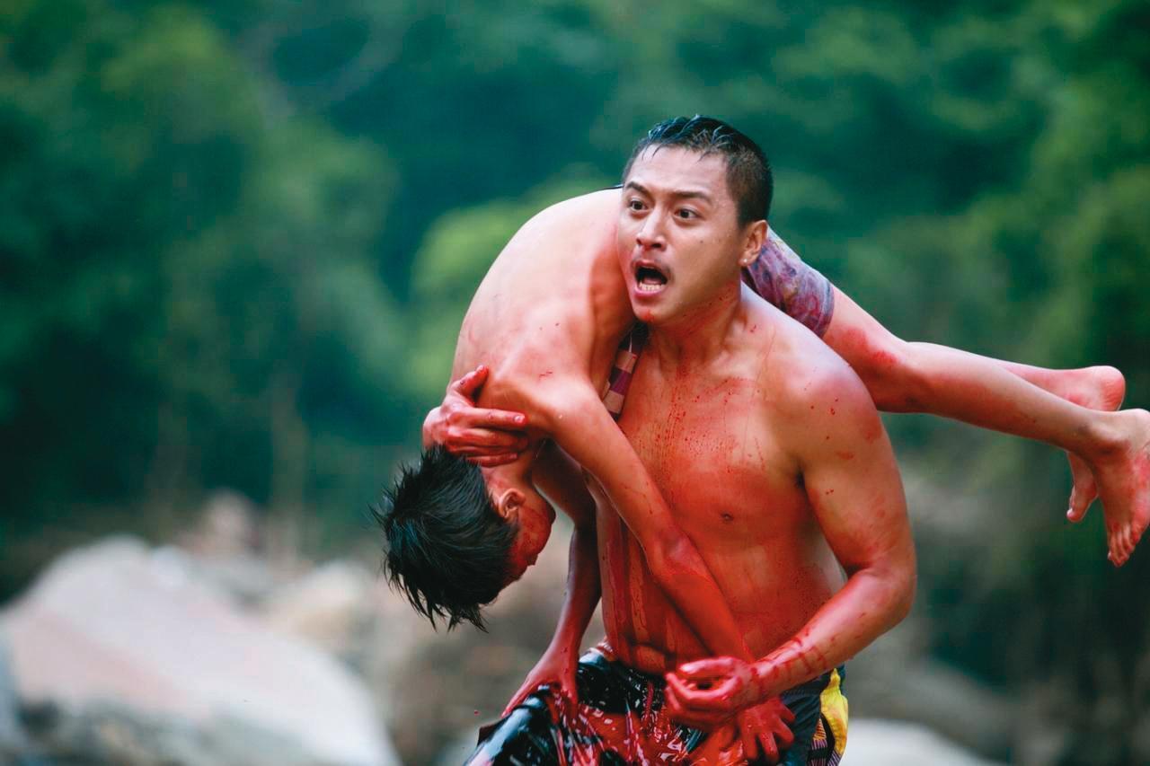 鄭人碩在《暑假作業》為演出原住民，吃漢堡增胖18公斤。（海鵬影業提供）