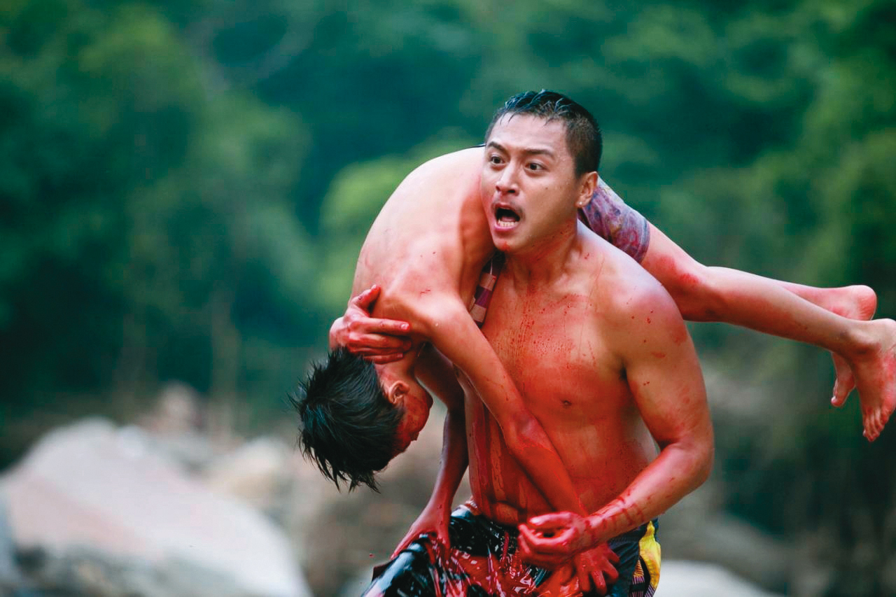 鄭人碩在《暑假作業》為演出原住民,吃漢堡增胖18公斤。(海鵬影業提供)