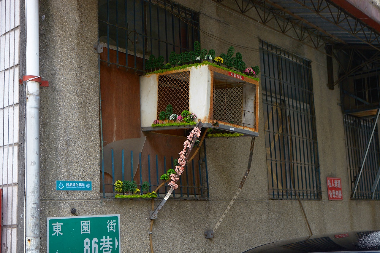 藝術家賈茜茹打造路邊的「冷氣架櫻花步道」。（台北笑一下Chill Tāi-Pak提供）