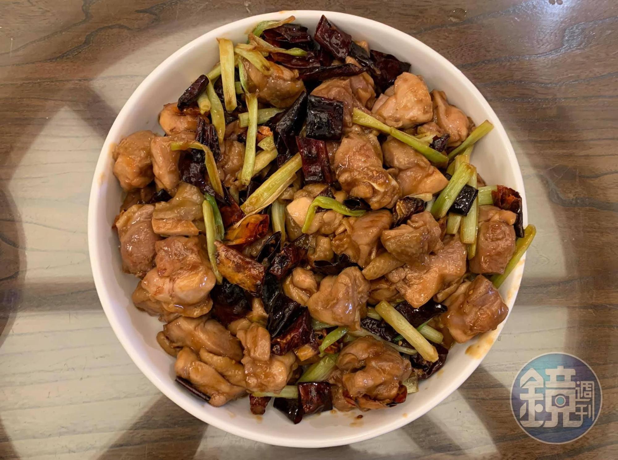 色香味俱全的「左宗棠雞」，看了就令人食指大動，但因為刻意降低了鹹度，不配飯也能吃。