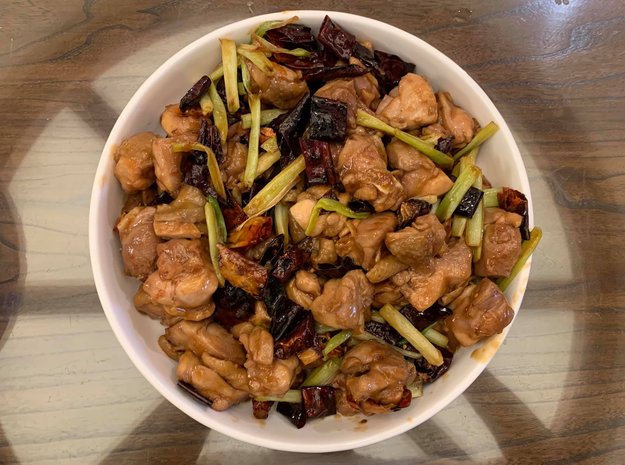 色香味俱全的「左宗棠雞」，看了就令人食指大動，但因為刻意降低了鹹度，不配飯也能吃。