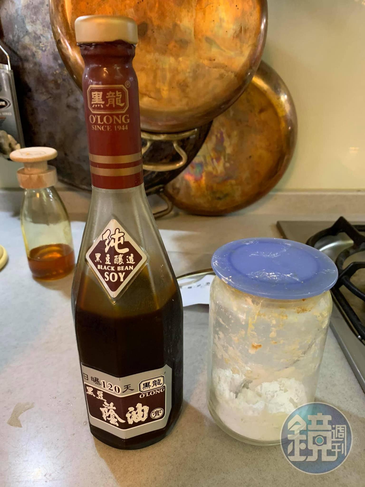 醃料用醬油、蜂蜜和太白粉。